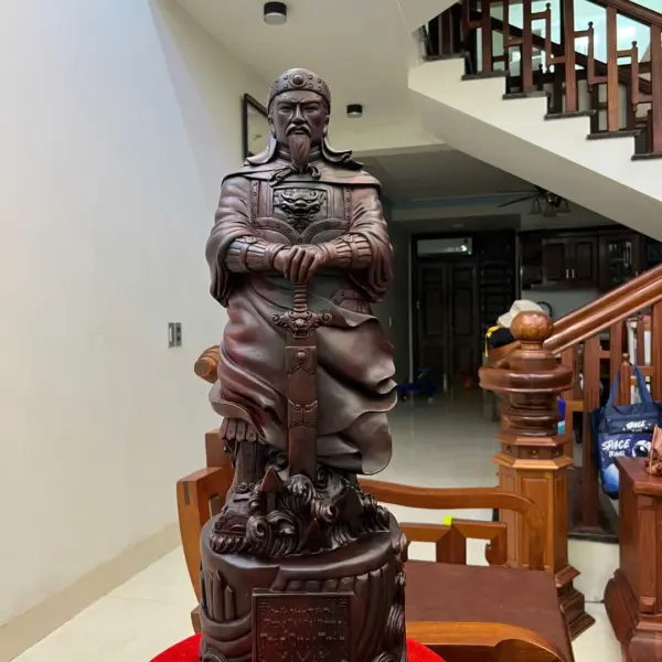 Trần Quốc Tuấn Chống Kiếm Gỗ Tử Đàn Liền Khối Kỹ Nét